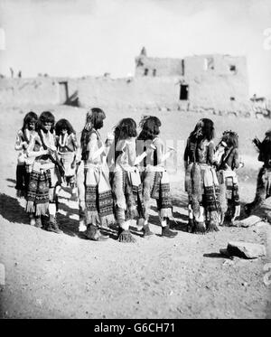 1890 1896 GROUPE D'INDIENS HOPI AMÉRINDIENS DANSE DU SERPENT L'ANTILOPE MARS ORAIBI PUEBLO NAVAJO COMTÉ ARIZONA USA Banque D'Images