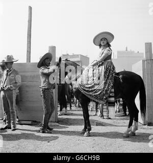 1930 FEMME ASSISE SUR LE CHEVAL portant le costume traditionnel CHINA POBLANA MEXIQUE Banque D'Images