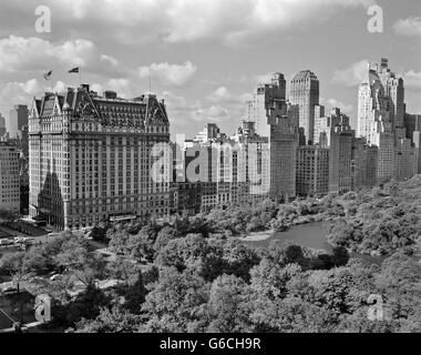 1950 SKYLINE DE NEW YORK VILLE MANHATTAN 57TH STREET LE LONG DE CENTRAL PARK PLAZA HOTEL Banque D'Images