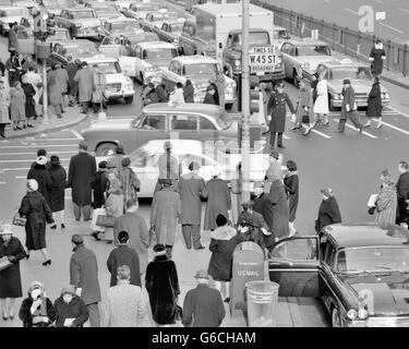 1960 TRAFIC PIÉTONS TIMES SQUARE WEST 45ème rue et BROADWAY NEW YORK USA Banque D'Images