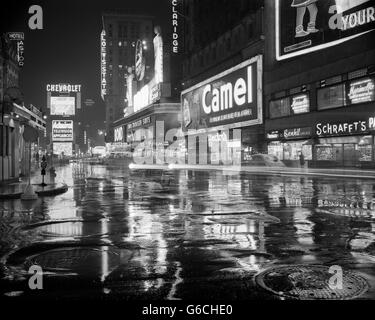 1950 DES PLUIES HUMIDES RUES DE TIMES SQUARE DANS LA NUIT DE LA PUBLICITÉ des enseignes au néon NEW YORK NY USA Banque D'Images