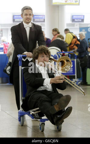 Jean-Claude Picard, chef d'orchestre adjoint de l'Orchestre national royal écossais (RSNO) et Trombone Davur Juul Magnussen, principal du RSNO, avant une représentation du RSNO dans le hall d'enregistrement principal de l'aéroport de Glasgow. Banque D'Images