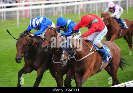 Broxbourne, monté par Joe Fanning (au centre), bat Mawaqeet, monté par Paul Hanagan (à gauche) et Party Line, monté par Silvestre de Sousa (à droite) pour gagner les piquets de l'édifice Lanstone lors du premier jour du festival Yorkshire Ebor de 2013 à York Racecourse, York. Banque D'Images