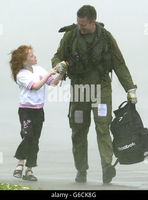 Le chef Air Crewman Stan Hall, de l'escadron 820, est accueilli par sa fille de huit ans Sophie, après avoir atterri à RNAS Culdrose, à Helston, en Cornwall, après son retour du golfe. L'escadron de l'aviateur, ainsi que 849 et 814 escadrons, ont quitté le HMS Ark Royal, *..après l'ancrage du porte-avions à Mount's Bay, en Cornwall. Environ 300 membres du personnel de trois escadrons d'hélicoptères ont décollé du navire de guerre pour être réunis avec des proches. Le navire de guerre est en route vers la base navale de Portsmouth, où il doit arriver. Banque D'Images