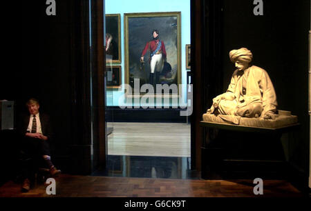 Une sculpture d'Edward William Lane semble léviter à l'entrée des galeries Weldon récemment redécorées, au National Portrait Gallery, à Londres. * l'art et la sculpture de la collection Regency de la galerie, y compris le portrait de George IV, seront mis en vedette dans une nouvelle exposition qui ouvrira au public le mardi 20 mai. Banque D'Images