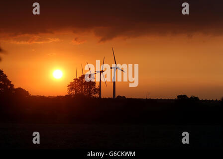 Le soleil se couche sur les éoliennes près de Faringdon, Oxfordshire. Banque D'Images