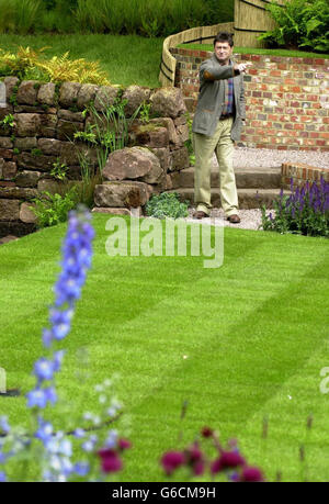 Alan Titchmarsh, présentateur de la télévision de jardinage, filme une pièce de télévision au Chelsea Flower Show 2003 qui se tient dans le centre de Londres.* le salon des fleurs de Chelsea se tient dans le domaine de l'Hôpital Royal, Chelsea, et s'ouvre aux membres de la Royal Horticultural Society (RHS) le mardi et au grand public le mercredi après-midi. Banque D'Images