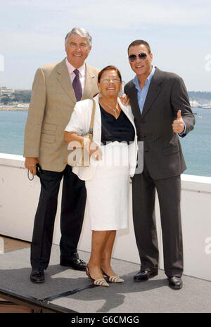 Jean Claude Van Damme est vu avec sa mère et son Père posant pour les photographes sur le toit de l'hôtel Noga Hilton, pour promouvoir son nouveau film "après la mort". Banque D'Images