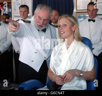 Zara Phillips en tant que mère au navire P & O Adonia regarde autour du pont avec le capitaine Rory Smith. Banque D'Images