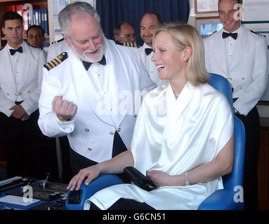 Zara Phillips en tant que mère au navire P & O Adonia regarde autour du pont avec le capitaine Rory Smith. Banque D'Images