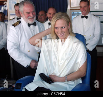 Zara Phillips en tant que mère au navire P & O Adonia regarde autour du pont avec le capitaine Rory Smith. Banque D'Images