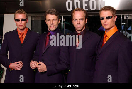 Les membres de la troupe (gauche-droite) Neil Rayment, Lambert Wilson, Hugo Weaving et Adrian Rayment arrivent pour la première britannique du Matrix Reloaded au cinéma Odeon de Leicester Square à Londres. Banque D'Images