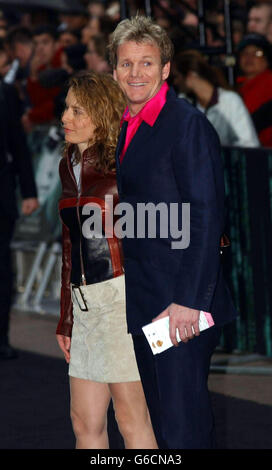 Le chef Gordon Ramsay et sa femme Tana arrivent pour la première britannique du Matrix Reloaded au cinéma Odeon de Leicester Square à Londres. Banque D'Images
