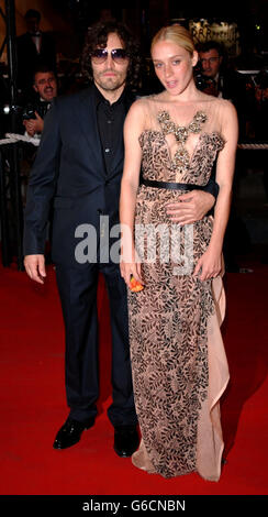 Les acteurs Chloe Sevigny et Vincent Gallo arrivent au Palais des Festivals le 21 mai 2003 pour la première du "lapin brun" lors du 56e Festival de Cannes, France. Banque D'Images