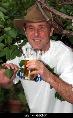 Cricketer et 'King of the Jungle' (Je suis UNE célébrité et je suis sorti vainqueur) Phil Tufnell lors d'une séance photo pour lancer 'CoolKeg' de Foster, le premier fût de bière auto-refroidissant au monde, au Kensington Roof Gardens à l'ouest de Londres. Banque D'Images