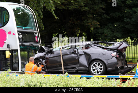 Une voiture impliquée dans une collision avec un autobus sur Grange Road, à l'extérieur du New Victoria Hospital de Glasgow, est retirée de la scène. Banque D'Images