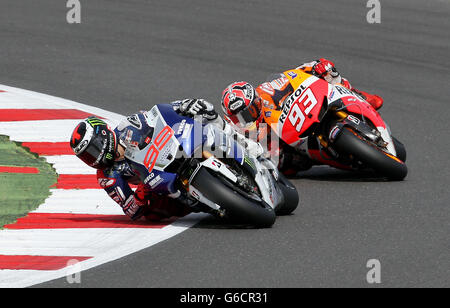 Motor Racing - moto GP Hertz Grand Prix britannique - course - Silverstone.Jorge Lorenzo de Yamaha dirige le pilote Repsol Honda Marc Marquez lors du Grand Prix britannique Hertz de moto GP à Silverstone, dans le Northamptonshire. Banque D'Images