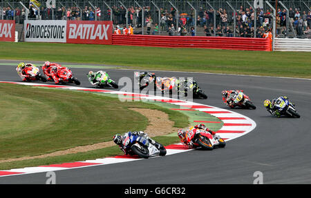 Motor Racing - moto GP Hertz Grand Prix britannique - course - Silverstone.Jorge Lorenzo de Yamaha mène le terrain sur le tour d'ouverture du Grand Prix britannique de moto GP Hertz à Silverstone, dans le Northamptonshire. Banque D'Images