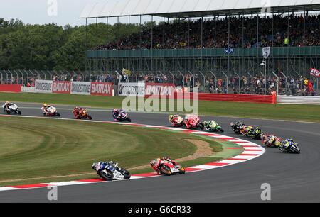 Motor Racing - moto GP Hertz Grand Prix britannique - course - Silverstone.Jorge Lorenzo de Yamaha mène le terrain sur le tour d'ouverture du Grand Prix britannique de moto GP Hertz à Silverstone, dans le Northamptonshire. Banque D'Images