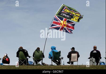 Motor Racing - moto GP Hertz Grand Prix britannique - course - Silverstone.Le spectateur regarde depuis les rives autour du circuit pendant le Grand Prix britannique moto GP Hertz à Silverstone, Northamptonshire. Banque D'Images