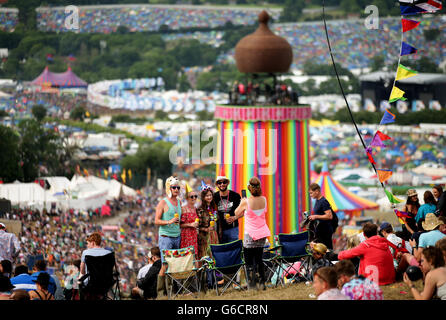 Les festivaliers ont leur photo prise devant le Glastonbury Festival, à la ferme digne dans le Somerset. ASSOCIATION DE PRESSE Photo. Voir PA story SHOWBIZ Glastonbury. Photo date : Jeudi 23 Juin, 2016. Crédit photo doit se lire : Yui Mok/PA Wire Banque D'Images