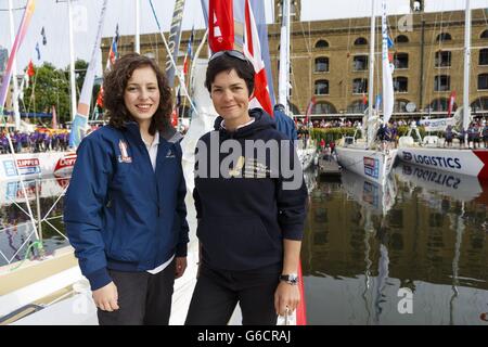 Dame Ellen MacArthur avec Kristie Reid (à gauche) un membre de l'équipage à bord de la Grande-Bretagne et représentant de la Ellen MacArthur cancer Trust, à bord du bateau à St Katharine's Dock à Londres avant de partir pour la première étape de la Clipper Round, la course mondiale mène Rio de Janeiro. Banque D'Images