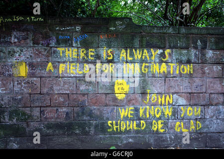 Le graffiti et la porte de Strawberry Fields à Liverpool, rendus célèbres par les Beatles, ont été peints en jaune par des vandales. Banque D'Images