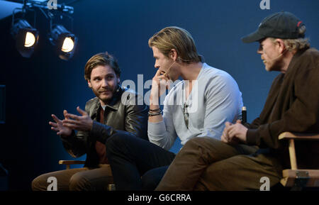 (G-D) les acteurs Daniel Bruhl, Chris Hemsworth et le réalisateur Ron Howard à l'événement rencontrez les cinéastes à l'Apple Store de Regent Street, dans le centre de Londres, pour promouvoir le nouveau film Rush. Banque D'Images