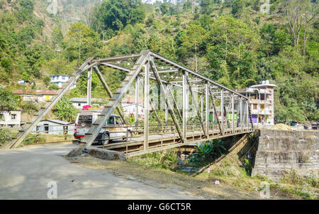 Un véhicule de tourisme de Sumo Tata va au-dessus d'un pont métallique dans le Sikkim, Inde Banque D'Images