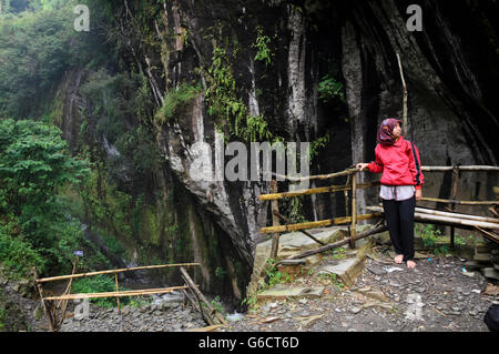 Les femmes à Goa Lalay, situé dans le village Sukadana Argapura district de Majalengka, Ouest de Java. Banque D'Images