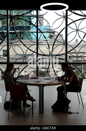 Les visiteurs de la Bibliothèque de Birmingham après l'ouverture officielle du bâtiment Malala Yousafzai dans le centre-ville de Birmingham. Banque D'Images