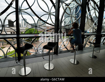 Les visiteurs de la Bibliothèque de Birmingham après l'ouverture officielle du bâtiment Malala Yousafzai dans le centre-ville de Birmingham. Banque D'Images