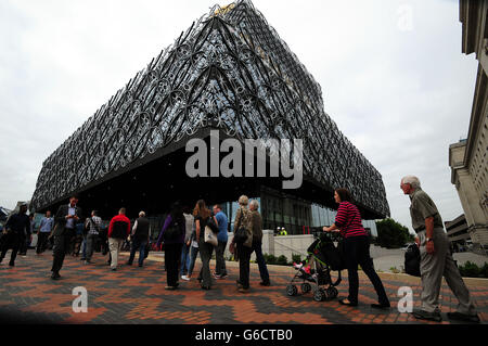 Les visiteurs de la Bibliothèque de Birmingham après l'ouverture officielle du bâtiment Malala Yousafzai dans le centre-ville de Birmingham. Banque D'Images