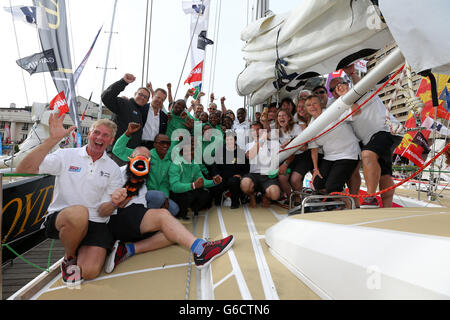 Investissez dans les membres d'équipage africains avec Dame Ellen MacArthur (au centre) au début de la course Clipper Round the World à St Katharine Docks, Londres. Banque D'Images