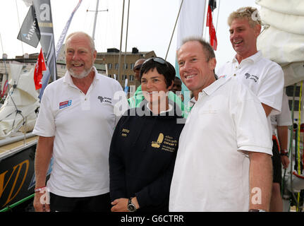 Voile - Clipper Round the World Race - départ - Londres.Dame Ellen MacArthur (au centre) au début de la course Clipper Round the World à St Katharine Docks, Londres. Banque D'Images