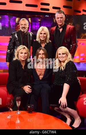 (Rangée arrière de gauche à droite) Graham Norton, Joanna Lumley et avec Josh Homme (première rangée de gauche à droite) Jennifer Saunders, Iggy Pop et Rebel Wilson pendant le tournage de The Graham Norton Show, à la London Studios, le sud de Londres, pour être diffusé sur BBC One le vendredi soir. Banque D'Images