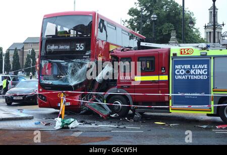 Une vue de la scène à la suite d'une collision impliquant un bus, pompiers et voiture à la jonction d'Acre Lane et Brixton Road à proximité de l'Hôtel de ville de Lambeth, au sud de Londres. Un pompier et le chauffeur du bus de sexe masculin ont été prises à l'hôpital après l'accident, ainsi qu'un 48 ans, passager d'autobus de se plaindre de douleurs au dos. Banque D'Images