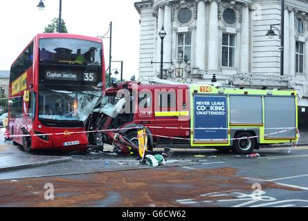 Une vue de la scène à la suite d'une collision impliquant un bus, pompiers et voiture à la jonction d'Acre Lane et Brixton Road à proximité de l'Hôtel de ville de Lambeth, au sud de Londres. Un pompier et le chauffeur du bus de sexe masculin ont été prises à l'hôpital après l'accident, ainsi qu'un 48 ans, passager d'autobus de se plaindre de douleurs au dos. Banque D'Images