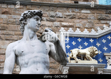 La statue de David à l'extérieur du Palazzo Vecchio à Florence, Italie Banque D'Images