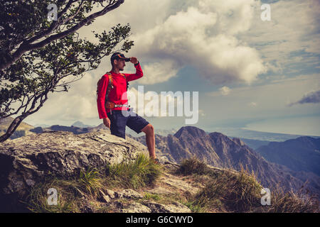 Homme randonnée, grimpeur ou trail runner à la montagne d'inspiration en vue paysage. Condition physique et mode de vie sain en plein air Banque D'Images