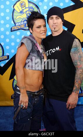 Pink et Cary Hart arrivent au Shrine Auditorium, Los Angeles, Californie pour les MTV Movie Awards. * 5/10/03: La chanteuse raunchy a dit comment elle est devenue une douleur dans l'arrière de l'ami Hart - quand il a eu son nom tatoué sur une fesse. Pink a parlé de la forme de dévotion trieuse du motocross dans une interview pour un nouveau spectacle dépouillé sur la chaîne musicale The Box. Pink présente des vidéos à partir du lundi 6 2003 octobre à 18 h, pendant lesquelles elle lit ses vidéos préférées et répond aux questions des spectateurs. D'autres artistes se sont mis en ligne pour prendre le contrôle de stripped on the Box ce mois-ci sont Banque D'Images