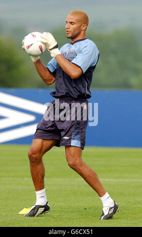 L'Angleterre et le gardien de but de West Ham United David James en action lors d'une session d'entraînement d'équipe à Chamtney's Springs, Leicestershire, en préparation du match amical international de l'Angleterre contre la Serbie-Monténégro au stade Walkers de Leicester City, mardi. Banque D'Images