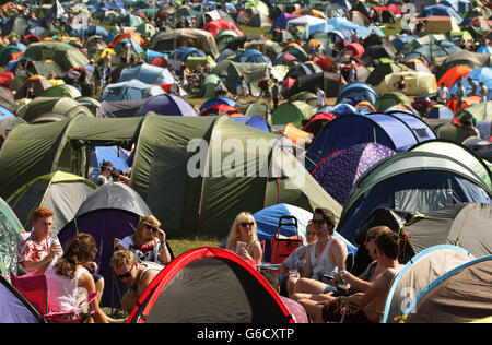 Les festivaliers se détendent dans un camp le premier jour de festival de Besal, qui se tient au parc national de Robin Hill sur l'île de Wight. Banque D'Images