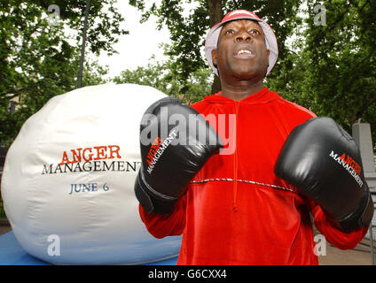 L'ancien boxeur Frank Bruno, champion du poids lourd, devant le « plus grand ballon de stress au monde » lors d'une séance photo pour promouvoir le film « Anger Management » sur Leicester Square à Londres. Le film, avec Jack Nicholson et Adam Sandler, s'ouvre au Royaume-Uni le 6 juin. Banque D'Images