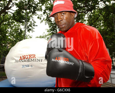 L'ancien boxeur Frank Bruno, champion du poids lourd, devant le « plus grand ballon de stress au monde » lors d'une séance photo pour promouvoir le film « Anger Management » sur Leicester Square à Londres. Le film, avec Jack Nicholson et Adam Sandler, s'ouvre au Royaume-Uni le 6 juin. Banque D'Images