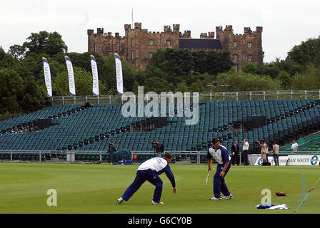 L'Angleterre s'entraîne au Riverside Ground du Durham County Cricket Club à Chester le Street, comme il est préparé, pour le deuxième match d'essai entre l'Angleterre et le Zimbabwe.Ce sera la première fois qu'un essai aura lieu au sol et la première fois dans le Nord-est. Banque D'Images