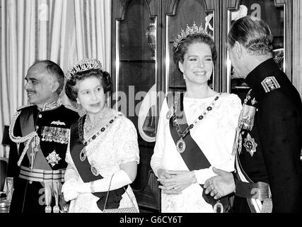 Dîner d'État à Amman le premier jour de la visite d'État de quatre jours en Jordanie sont, de gauche à droite : le roi Hussein bin Talal de Jordanie, la reine Elizabeth II, la reine Noor de Jordanie et le duc d'Édimbourg Banque D'Images