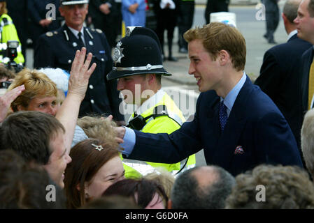 Le Prince William rencontre des membres du public lorsqu'il arrive à NASH (Newport action for Single Homeless) à Newport, au sud du pays de Galles, avec son père le Prince Charles.la visite était l'une des nombreuses organisées à travers la principauté pour marquer le 21e anniversaire du jeune prince. Banque D'Images