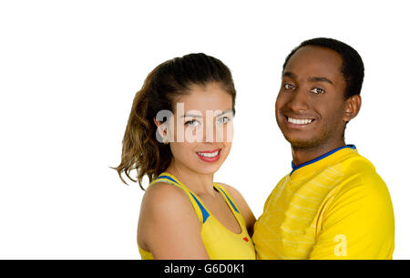 Charmant couple interracial portant des maillots jaune, Faire place au friendly tout en posant pour la caméra, fond studio blanc Banque D'Images