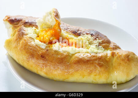 Pâtisserie fromage géorgien traditionnel ajar khachapuri Banque D'Images